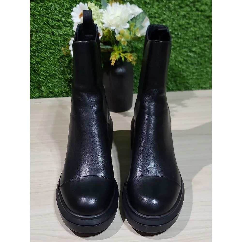 Stuart Weitzman Norah Chelsea Boots - Black / US 10